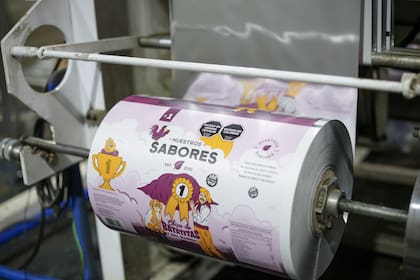 Mientras las grandes marcas invierten en celebridades, Nuestros Sabores creció en ferias y dietéticas, apoyada en el boca a boca y en un packaging ilustrado por artistas emergentes