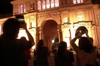 Mientras las protestas se expandían en la ciudad de Buenos Aires y el Conurbano, Néstor Kirchner frenaba el avance de los "caceroleros" en Santa Cruz