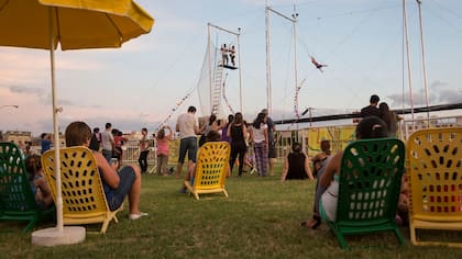 Mientras los chicos vuelan, los adultos y las familias pueden observarlos desde reposeras