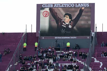 Mientras los hinchas entraban al estadio, en la pantalla apareció una foto de Diego Armando Maradona, en el día del que hubiera sido su cumpleaños número 65