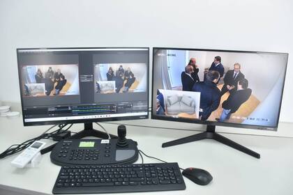 Mientras los niños juegan en La Casita de San Juan, en otro edificio se encuentran reunidos fiscales, un juez, especialistas en abuso infantil y abogados de parte