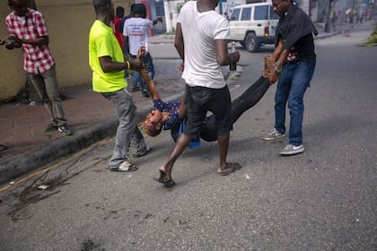 Mientras los pandilleros desfilan a plena luz del día, los ciudadanos no tienen a quién acudir ante la violencia. Crédito: Dieu Nalio Chery