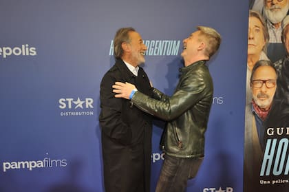 Mientras los rumores de un romance con Rocío Robles crecen, Adrián Suar decidió ir solo al estreno de Homo Argentum. El actor y gerente de programación de eltrece felicitó a Francella y al resto del equipo que formó parte del film