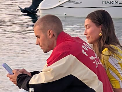 Mientras los rumores de una crisis de pareja crecen, Justin y Hailey Bieber se mostraron juntos y muy enamorados en una romántica velada en Mallorca, en el famoso restaurante La Universal Port d'Andratx. Además, compartieron las postales de ese atardecer en sus redes sociales