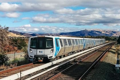 Mientras los técnicos intentaban resolver la falla, los pasajeros debieron buscar transportes alternativos