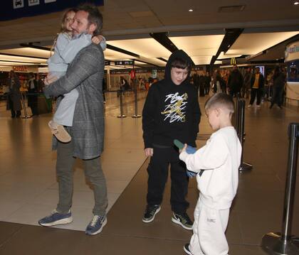 Mientras Magnolia se prendió a los brazos de su papá, Amancio aprovechó para mostrarle uno de sus juguetes a su hermano mayor