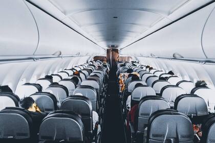 Mientras más reclinado esté el asiento, mayor distancia recorre la cabeza del pasajero y el “latigazo” es mucho más fuerte. Foto: Pexels