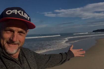 Mientras muchos australianos disfrutan de practicar surf, Jason Iggleden prefiere explorar el océano desde el aire