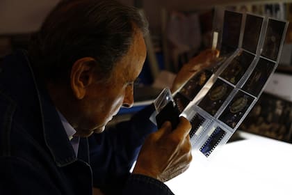 Mientras prepara tres libros, Sessa repasa el millón de imágenes que conserva en su archivo