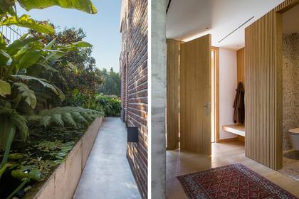 Mientras que el pasillo de acceso es de hormigón pulido, adentro montaron un piso entablonado de roble americano (Primer Piso Flooring). Puerta ‘Raw roble exterior’ (Moras Puertas) de madera maciza hecha a medida. A su lado, banco para desensillar diseñado por el Estudio y ejecutado por José Moffa.