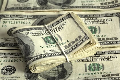 Mientras que el tipo de cambio oficial mayorista subió un 28,8% y pasó de casi $60 a inicios de este año hasta los $77 de ayer, el blue o paralelo comenzó el año en $77 y ayer llegó a $155, es decir, se duplicó en diez meses