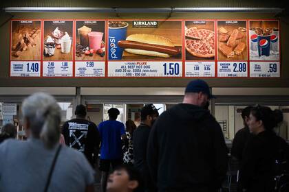 Mientras que en Estados Unidos ofrecen pizzas y hot dogs, en esta sucursal de Costco en Canadá venden el tradicional poutine con papas fritas, salsa de carne y queso (Photo by Patrick T. FALLON / AFP)
