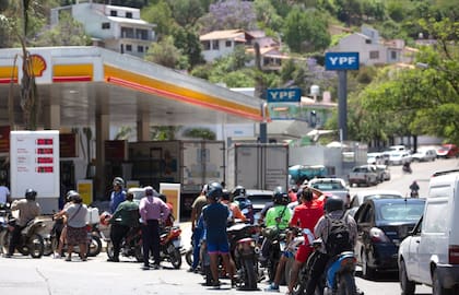 Mientras que en la Ciudad de Buenos Aires, actualmente el litro de nafta súper de YPF cuesta $700, en el interior puede llegar a vale hasta 16% más, en torno a $810