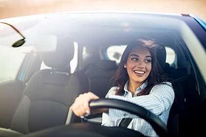 Mientras que la persona que conduzca esté correctamente habilitada, con su registro y cédula pertinente, el seguro lo cubre.