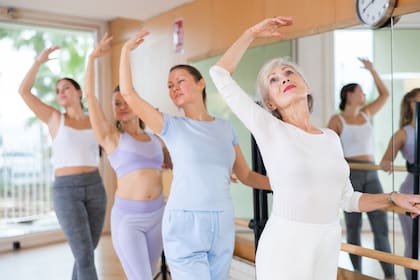 Mientras que yoga y Pilates ofrecen un entrenamiento de flexibilidad y fortalecimiento del core similar, el ballet ofrece una variedad más amplia de movimientos