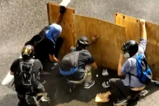 Así armaban bombas molotov frente al Congreso: encapuchados, piedras e incidentes