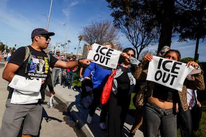 Mientras se desarrollaba el Super Bowl, manifestantes repartieron toallas con la consigna "Afuer el ICE"