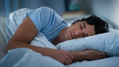 "Mientras soñamos (fase REM) repetimos lo aprendido durante el día, lo cual activa las mismas neuronas y refuerza sus conexiones"