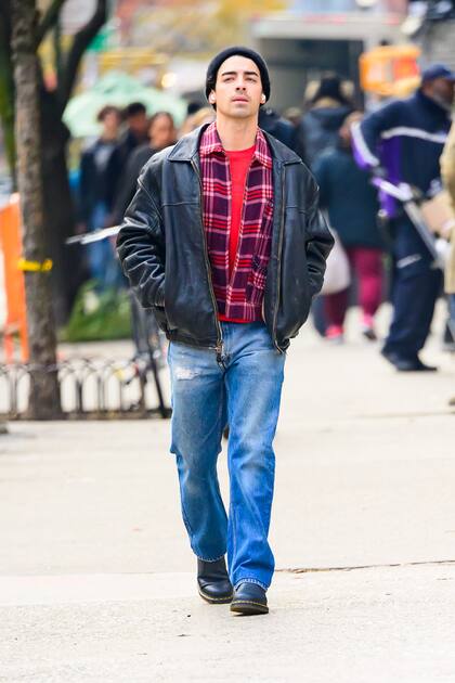 Mientras su exesposa Sophie Turner paseó con su nuevo novio, Joe Jonas caminó en soledad por las calles de Nueva York