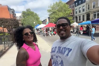 Mientras Times Square atrae a visitantes durante todo el año, el verdadero espíritu festivo del verano en Nueva York se vive en las calles de Brooklyn, donde comunidades dominicanas organizan las llamadas "Block Parties"