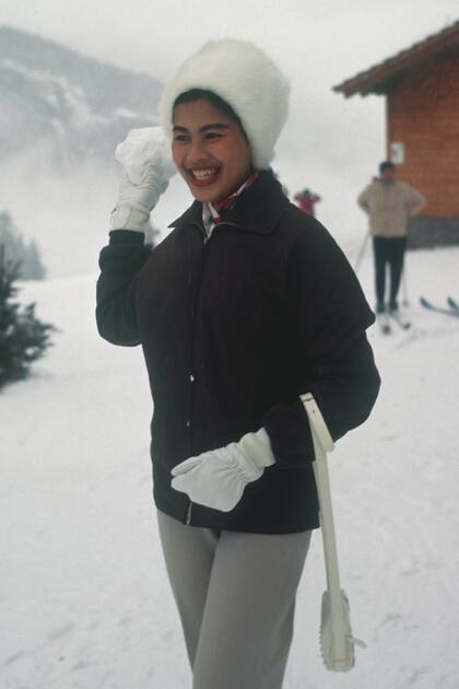 Mientras tira una bola de nieve, la Reina revela su
costado más lúdico durante unas vacaciones en Gstaad, Suiza, en 1960