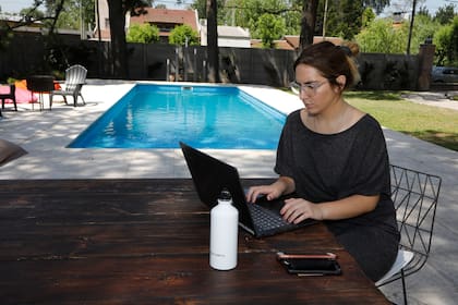 Mientras trabaja, Micaela Dongarrá disfruta de un entorno natual en Casa Campus Araucarias en Pilar