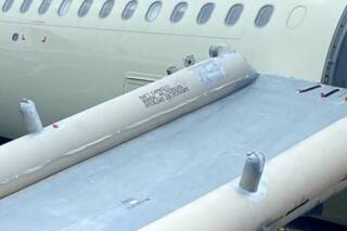 Se tiró por el tobogán: una pareja saltó de un avión cuando estaba por despegar