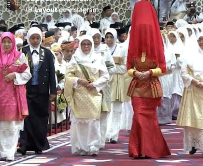 Miércoles 10. La novia ingresa al salón Balai Singgahsana Indera Buana del palacio Istana Nurul Iman para el rito del empolvado.