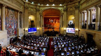 Vista general de una sesión en la Cámara de Representantes de Colombia, en Bogotá; anoche se aprobó el nuevo acuerdo de paz con las FARC