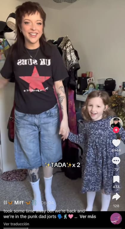 Miffy Englefield junto a su hija Frankie en su video de TikTok más reciente