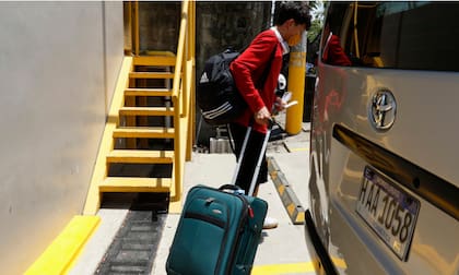 Migrante hondureño que regresó de forma voluntaria a su país desde Estados Unidos camina en el aeropuerto Ramón Villeda Morales