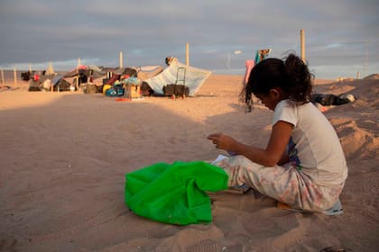 Migrantes a la espera de cruzar desde Chile hacia Perú