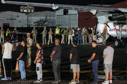 Migrantes abordan un avión para ser deportados a Ecuador en el aeropuerto Albrook, el jueves 29 de agosto de 2024, en Ciudad de Panamá. (AP Foto/Matías Delacroix)