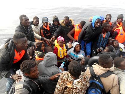 Migrantes arriban al puerto de Alborán en España