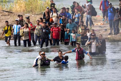 Migrantes buscan cruzar el Río Grande, desde México hacia Estados Unidos.  (JOHN MOORE / GETTY IMAGES NORTH AMERICA / Getty Images via AFP)