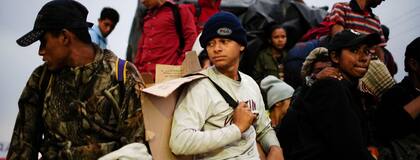Migrantes centroamericanos en la parte trasera de un camión durante su viaje hacia Estados Unidos, en Tierra Blanca, México