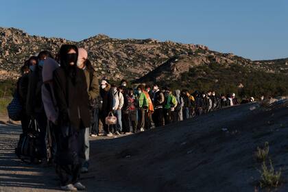 Migrantes chinos esperan ser procesados tras cruzar la frontera con México