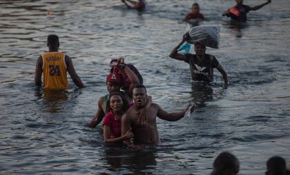 Migrantes cruzan el río Grande en Del Río, Texas (AP Photo/Felix Marquez)