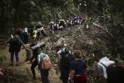 Migrantes cruzan el Tapón del Darién desde Colombia a Panamá con la esperanza de llegar a EE.UU. (Archivo AP Photo/Ivan Valencia)