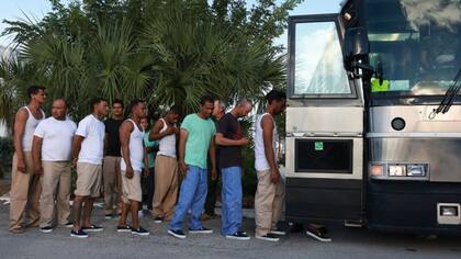 Migrantes de Cuba son trasladados hacia las oficinas de Aduanas y Protección Fronteriza de EE.UU. en enero de 2023
