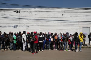 Migrantes de Haití hacen fila frente a la Comisión Mexicana de Ayuda a Refugiados (COMAR) para solicitar asilo en México, en Ciudad de México, el 28 de enero de 2025.