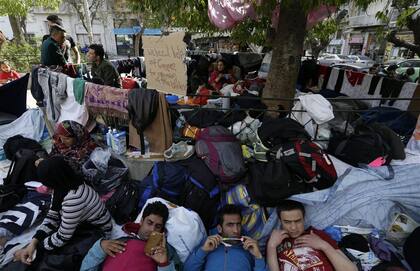 Migrantes de Medio Oriente, en un descanso en la Plaza de la Victoria, anteayer, en Atenas