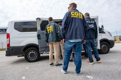 Migrantes de Venezuela, Cuba, México y Honduras figuran entre los 30 extranjeros sobre quienes se emitieron órdenes de detención migratoria