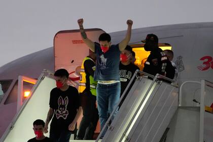 Migrantes deportados por Estados Unidos a El Salvador llegan al Aeropuerto Internacional Simón Bolívar, en Maiquetia, Venezuela, el 18 de julio de 2025.
