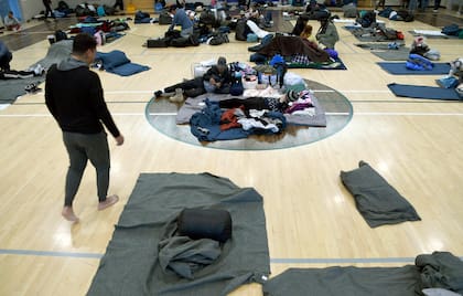 Migrantes descansan en un refugio en Denver