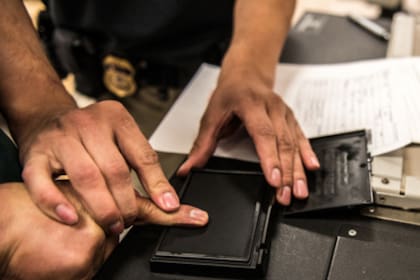 Migrantes detenidos por el ICE pueden cuestionar detenciones prolongadas o malas condiciones mediante un habeas corpus