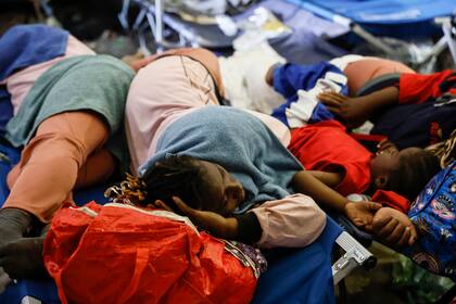 Migrantes duermen al aire libre en la isla de Lampedusa, Italia, el 14 de septiembre de 2023. 