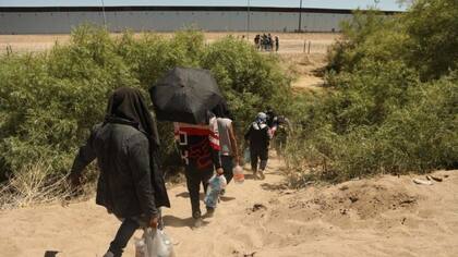 Migrantes en el cruce en el area de Ciudad Juarez y El paso