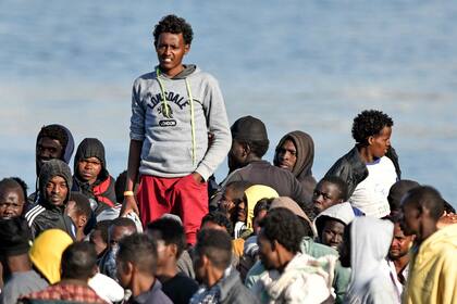 Migrantes esperan a desembarcar en Sicilia