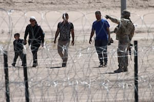 Migrantes esperan a las autoridades estadounidenses en la frontera entre EEUU y México, visto desde Ciudad Juárez, México, el miércoles 10 de mayo de 2023. (AP Foto/Christian Chávez, Archivo)